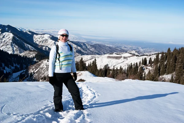 Donna su un sentiero di neve — Foto Stock