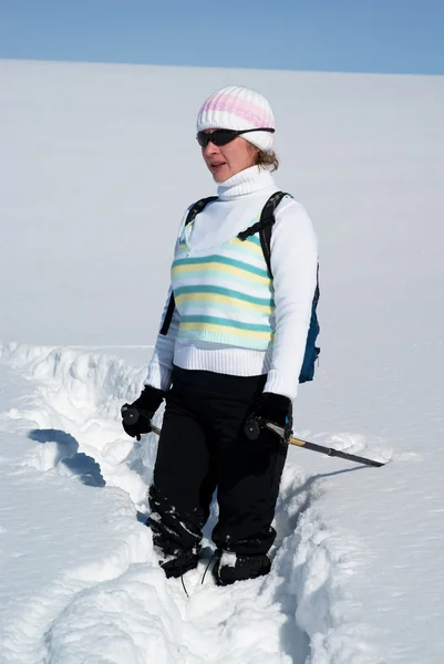雪路径上的女人 — 图库照片