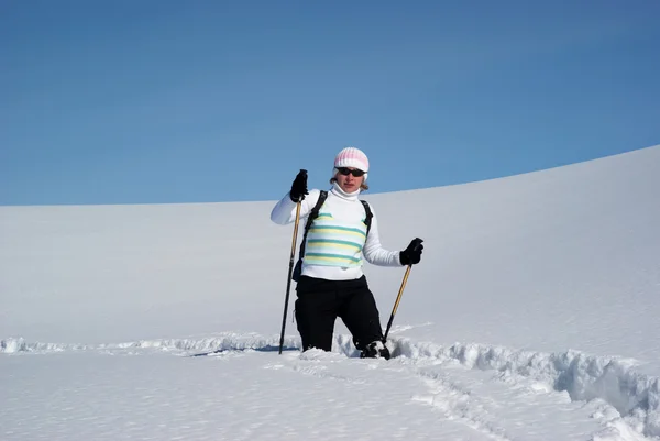 Femme sur un sentier de neige — Photo