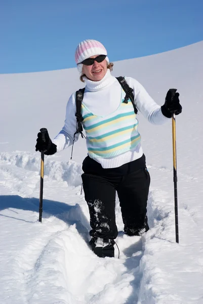 Lachende vrouw sneeuw padtekst — Stockfoto