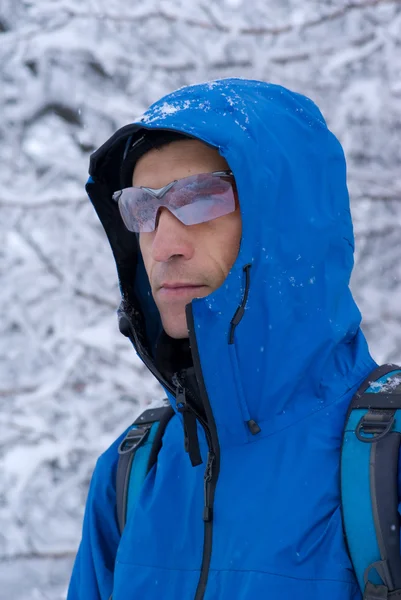 A backpacker férfi téli erdő — Stock Fotó
