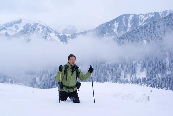 Um homem mochileiro que vai às montanhas — Fotografia de Stock