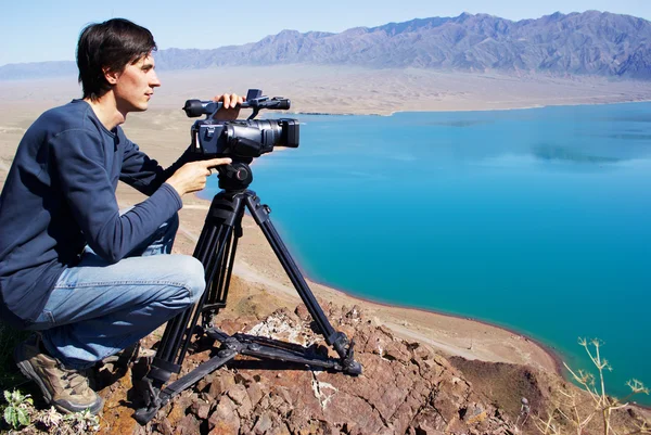 Видеооператор удаляет пустынное озеро — стоковое фото