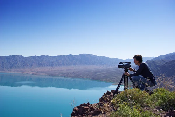 视频运算符将删除沙漠湖 — 图库照片