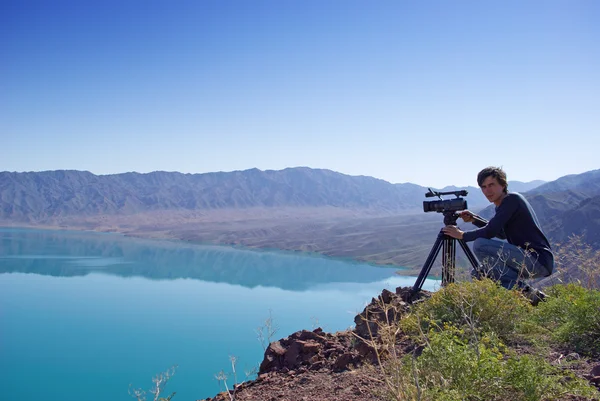 Video operator removes the desert lake — Stock Photo, Image