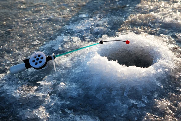 Pesca de invierno sobre hielo — Foto de Stock