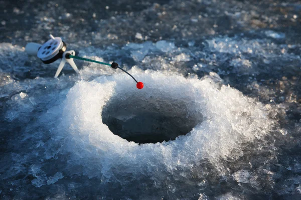 Winterfischen auf Eis — Stockfoto