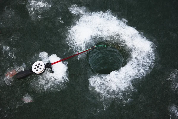 Winter visserij op ijs — Stockfoto