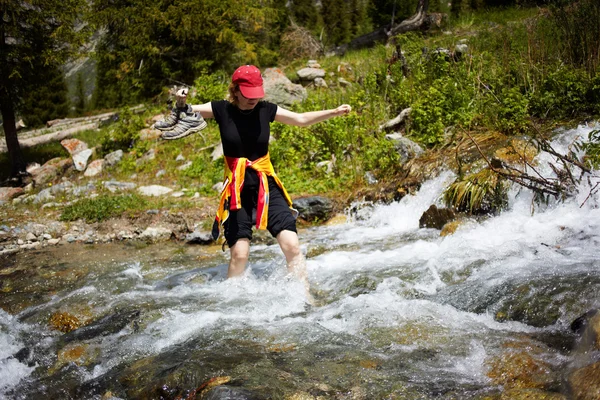 Kadın çıplak ayakla Creek — Stok fotoğraf