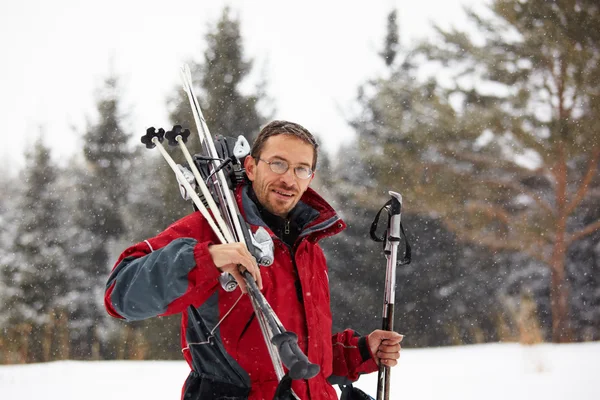 Retrato de esquiador y nevadas —  Fotos de Stock