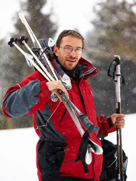 Kayakçı portre ve kar yağışı — Stok fotoğraf