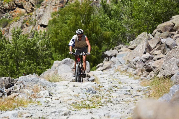 Biker på gamla sten väg — Stockfoto