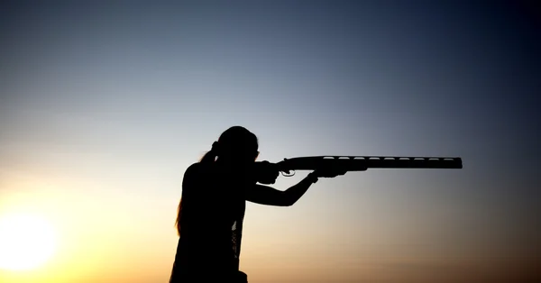 Schieten met een geweer silhouet — Stockfoto