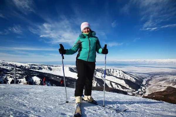 Женщина на лыжном курорте — стоковое фото