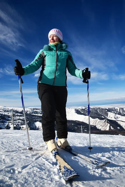 Frau im Skigebiet — Stockfoto