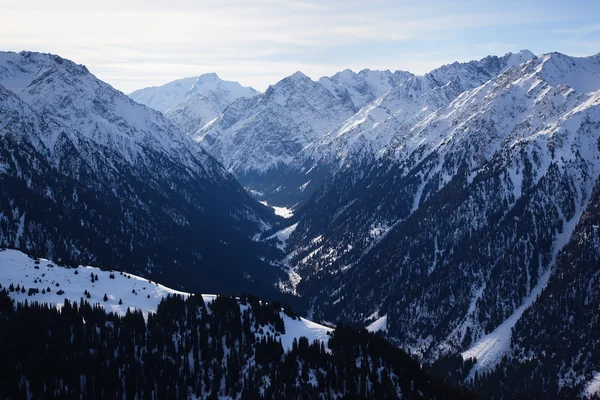 Inverno em desfiladeiro de montanha alta — Fotografia de Stock