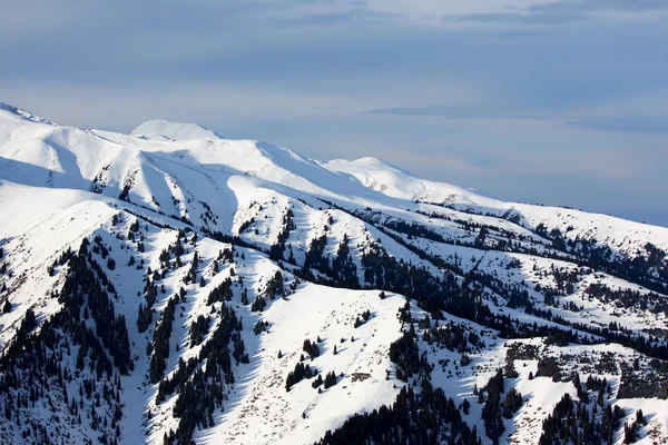 Inverno em alta gama de montanhas — Fotografia de Stock