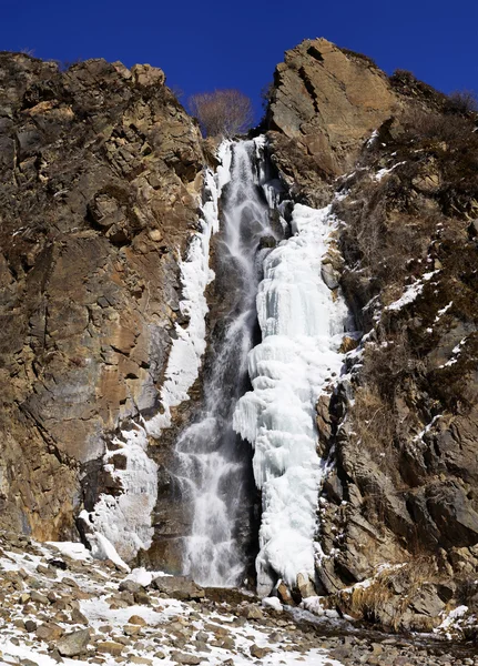 Cachoeira, gelo, rocha e céu azul — Fotografia de Stock