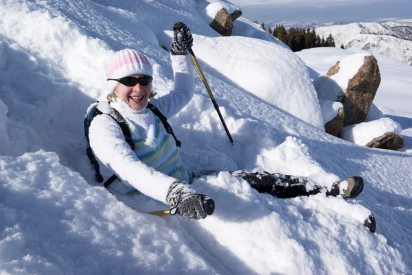Улыбающаяся женщина на снежной тропе в горах — стоковое фото