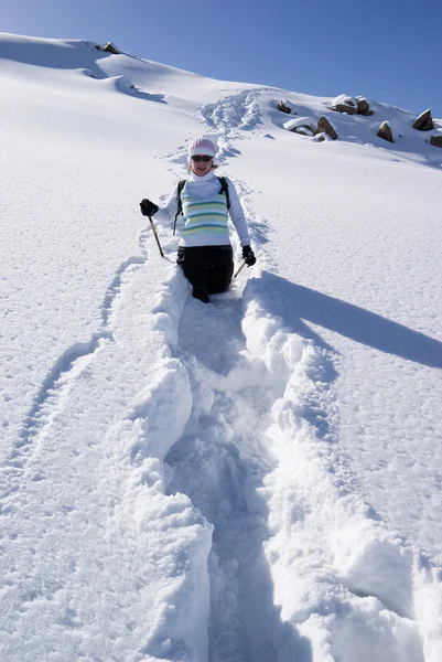 Žena na cestě sníh v horách — Stock fotografie