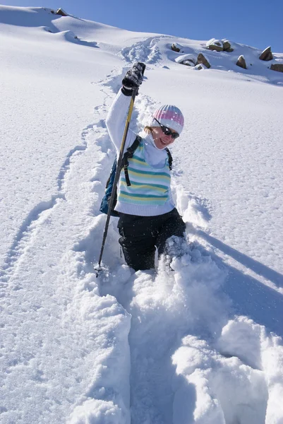 Femme souriante sur un sentier de neige — Photo