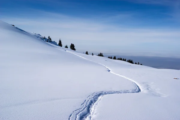 Voetpad in winter bergen — Stockfoto