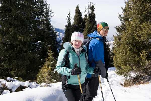 Smiling couple of backpackers — Stock Photo, Image