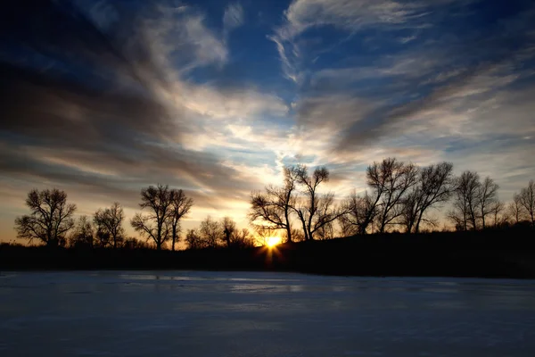 Zonsondergang op een winter meer — Stockfoto