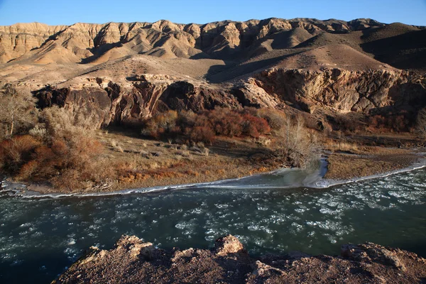 Faixa de gelo no rio de montanha do deserto — Fotografia de Stock