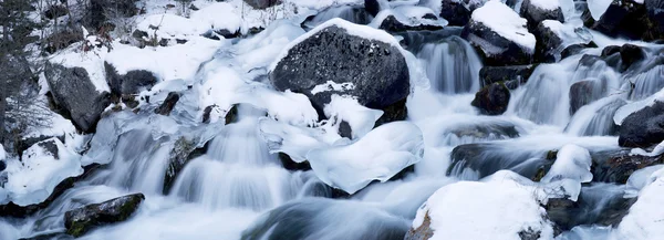 겨울에 산 강 계곡 — 스톡 사진