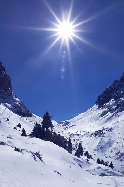 Bright sun in winter mountains — Stock Photo, Image