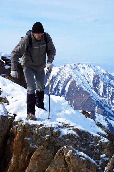 Backpacker σε ψηλό βουνό — Φωτογραφία Αρχείου