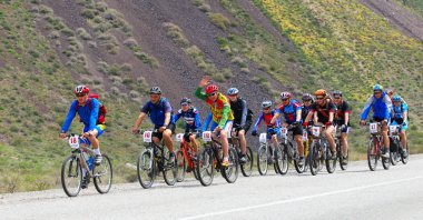 dağ bisikletçileri grup çöl de yol yarışı