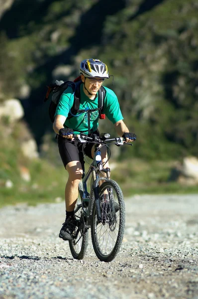 Mountainbike-åkaren på lantlig väg — Stockfoto