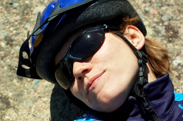 Retrato de mujer en bicicleta en reposo — Foto de Stock