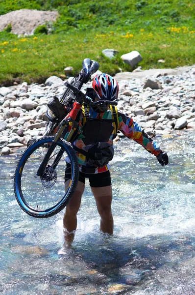 Motociclista e rio de montanha — Fotografia de Stock