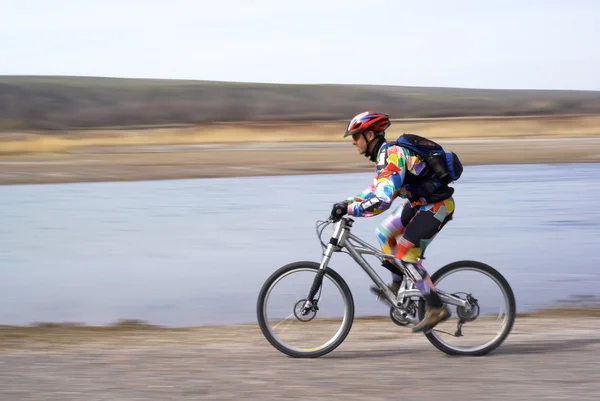 Nehir kenarında hareket dağ bisikletçinin hız — Stok fotoğraf