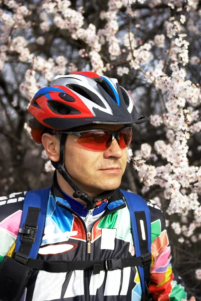 Bahar dağ bisikletçinin portre — Stok fotoğraf