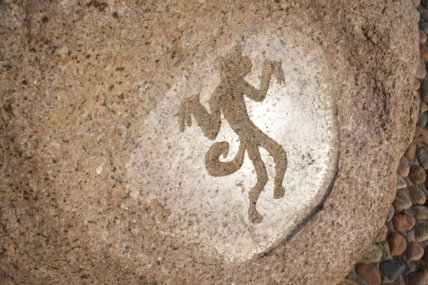 Macaco - arte primitiva que se arrasta em pedra — Fotografia de Stock