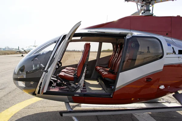 O helicóptero no local de descolagem — Fotografia de Stock
