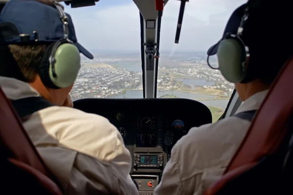 Pilotos em cabine de helicóptero — Fotografia de Stock
