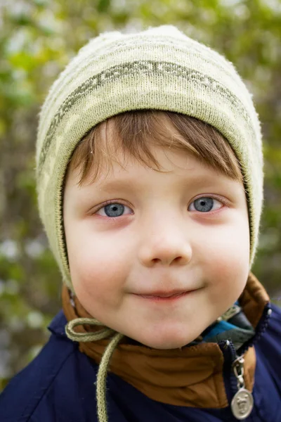 Мальчик в осеннем парке — стоковое фото