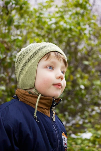 Boy in in autumn park — Stock Photo, Image