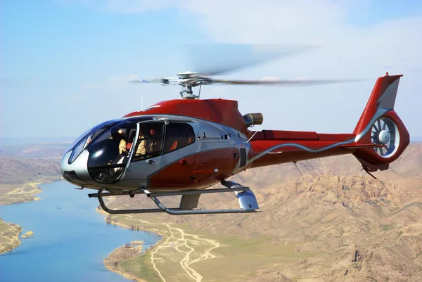 Helicopter on river in desert — Stock Photo, Image