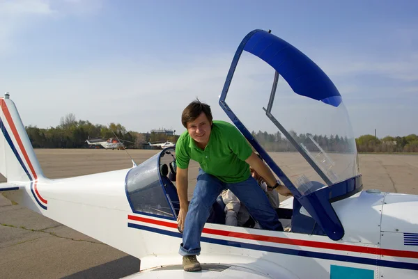 Молодой человек в маленьком самолете — стоковое фото