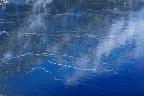 Refleksi pegunungan di danau es — Stok Foto