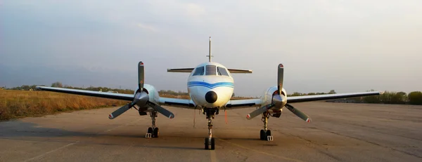 Privatflugzeug auf altem Flughafen — Stockfoto