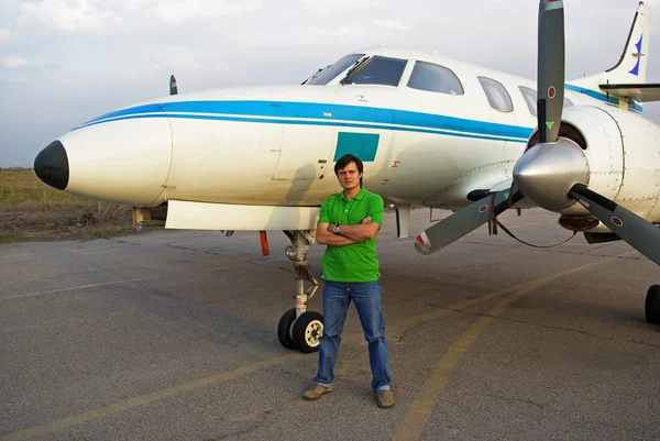 Молодой человек рядом с самолетом — стоковое фото