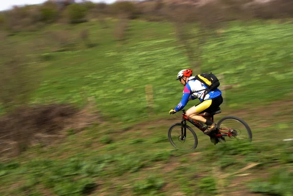Hastighet motion mountain biker — Stockfoto