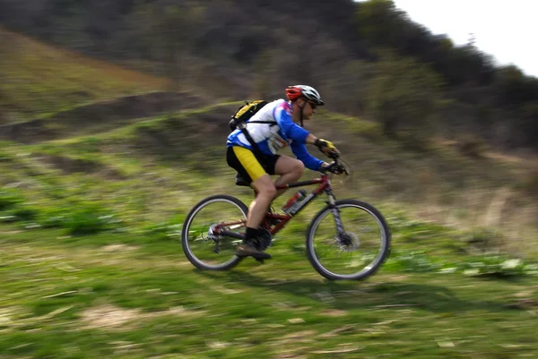Швидкість руху гірський велосипедист — стокове фото
